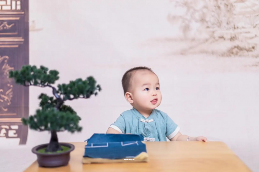 通许怀孕肚子中间凹两边凸